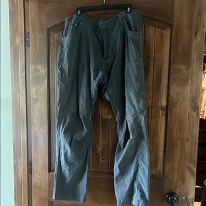 Men’s Kuhl 38x32 olive green pant